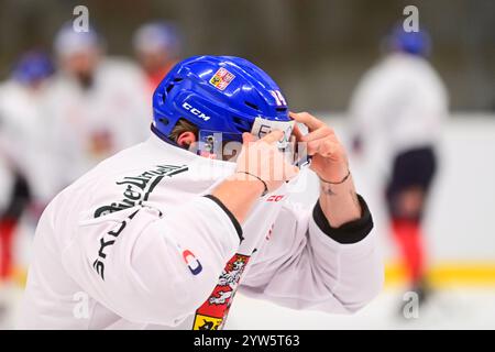 Pardubice, Repubblica Ceca. 9 dicembre 2024. Filip Chlapik partecipa alla sessione di allenamento della nazionale ceca prima dei Giochi svizzeri di hockey, parte dell'Euro Hockey Tour, a Pardubice, in Repubblica Ceca, il 9 dicembre 2024. Crediti: Josef Vostarek/CTK Photo/Alamy Live News Foto Stock