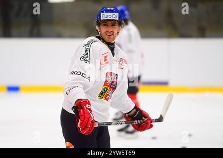 Pardubice, Repubblica Ceca. 9 dicembre 2024. Lukas Sedlak partecipa alla sessione di allenamento della nazionale ceca prima dei Giochi svizzeri di hockey, parte dell'Euro Hockey Tour, a Pardubice, in Repubblica Ceca, il 9 dicembre 2024. Crediti: Josef Vostarek/CTK Photo/Alamy Live News Foto Stock