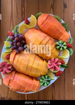 Piatto di frutta colorata con papaya, kiwi e guava Foto Stock