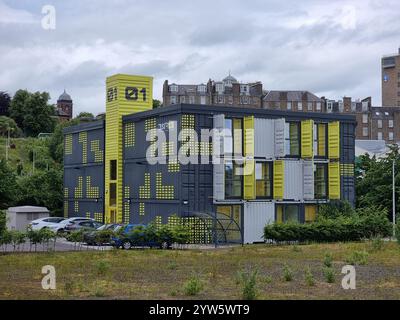 Building 01 District 10 di Maxi Construction Ltd a Dundee Scozia Regno Unito: Nuovo edificio per uffici che utilizza contenitori di spedizione riciclati Foto Stock