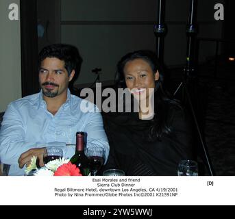 19 aprile 2001 - Esai Morales e amico. Cena Sierra Club. Regal Biltmore Hotel, Downtown Los Angeles, CA 4/19/2001 (immagine di credito: © Nina Prommer/ZUMA Press Wire) SOLO PER USO EDITORIALE! Non per USO commerciale! Foto Stock