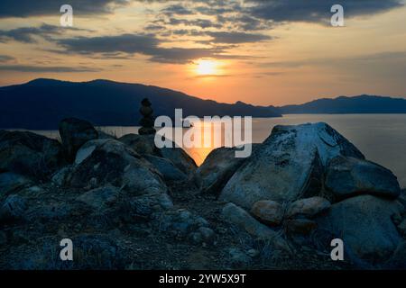 Tramonto sull'isola di Gili Lawa Darat nel Parco Nazionale di Komodo Foto Stock