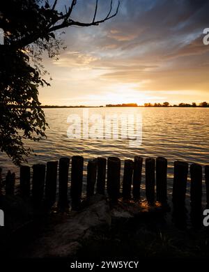 Tramonto nuvoloso sul fiume Mincio a Mantova Foto Stock