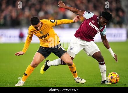 Joao Gomes (a sinistra) dei Wolverhampton Wanderers e Mohammed Kudus del West Ham United si battono per il pallone durante la partita di Premier League al London Stadium di Londra. Data immagine: Lunedì 9 dicembre 2024. Foto Stock