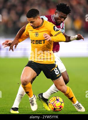 Joao Gomes (a sinistra) dei Wolverhampton Wanderers e Mohammed Kudus del West Ham United si battono per il pallone durante la partita di Premier League al London Stadium di Londra. Data immagine: Lunedì 9 dicembre 2024. Foto Stock