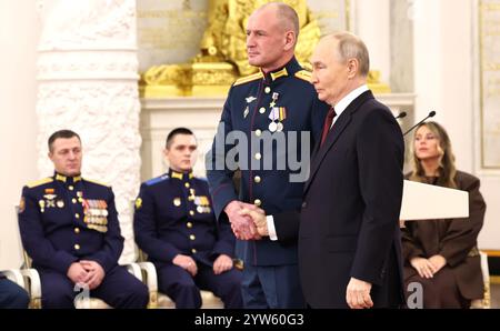 Mosca, Russia. 9 dicembre 2024. Il presidente russo Vladimir Putin, conferisce la medaglia d'oro all'eroe della Russia, al comandante dei carri armati tenente Denis Raspopov, durante una cerimonia per celebrare la giornata degli Eroi della Patria nella sala di San Giorgio del Gran Palazzo del Cremlino, il 9 dicembre 2024 a Mosca, in Russia. Crediti: Alexander Kazakov/piscina del Cremlino/Alamy Live News Foto Stock