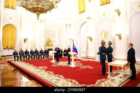 Mosca, Russia. 9 dicembre 2024. Il presidente russo Vladimir Putin, conferisce la medaglia d'oro all'eroe di Russia, il tenente colonnello Renat Akberov durante una cerimonia per celebrare la giornata degli Eroi della Patria nella sala di San Giorgio del Gran Palazzo del Cremlino, 9 dicembre 2024 a Mosca, Russia. Crediti: Alexander Kazakov/piscina del Cremlino/Alamy Live News Foto Stock