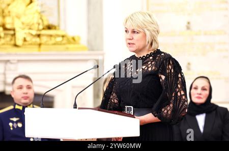 Mosca, Russia. 9 dicembre 2024. Yelena Gavrilenko, vedova di eroe della Russia, volontario Vladimir Gavrilenko, pronuncia le sue osservazioni durante una cerimonia per celebrare la giornata degli Eroi della Patria nella sala di San Giorgio del Gran Palazzo del Cremlino, 9 dicembre 2024 a Mosca, Russia. Crediti: Alexander Kazakov/piscina del Cremlino/Alamy Live News Foto Stock