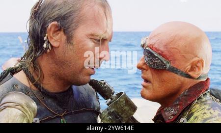 WATERWORLD 1995 film della Universal Pictures con Kevin Costner a sinistra come il marinaio e Dennis Hopper come il diacono Foto Stock