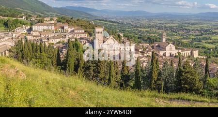 Assisi - il panorama della città con la Cattedrale di San Rufino e la Basilica di Santa chiara. Foto Stock