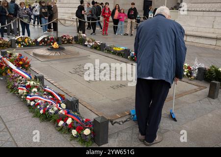 Arc de Triomphe, e la Tomba del Milite ignoto in fase di pulizia, a Parigi, in Francia, il 27 ottobre 2024. Foto Stock