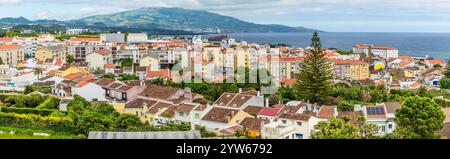 Vista dall'eremo della chiesa madre di Dio lungo la costa di Ponta Delgada sull'isola di San Miguel nelle Azzorre in estate Foto Stock