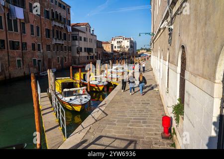 Servizio di pronto soccorso giallo imbarcazioni ambulanza all'ancoraggio il 28 ottobre 2022 a Venezia, Italia. Foto Stock