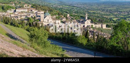 Assisi - il panorama della città con la Cattedrale di San Rufino e la Basilica di Santa chiara. Foto Stock