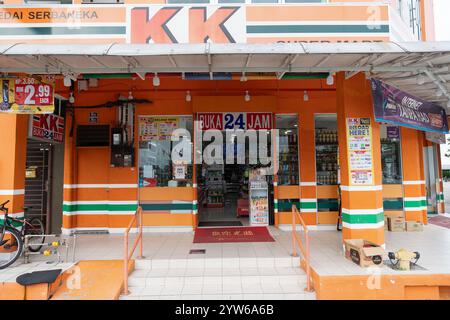 SENAI, MALESIA - 27 NOVEMBRE 2023: Ingresso al KK Super Mart, una famosa catena di minimarket in Malesia. Foto Stock