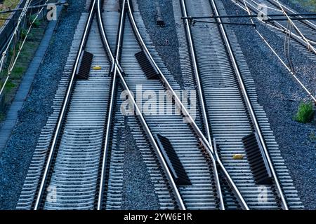 primo piano dei binari ferroviari con un interruttore Foto Stock