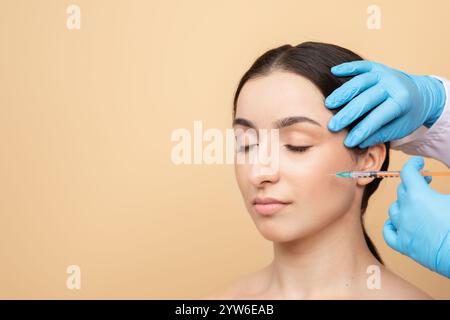La giovane donna europea riceve un trattamento di cura della pelle per il miglioramento della bellezza Foto Stock