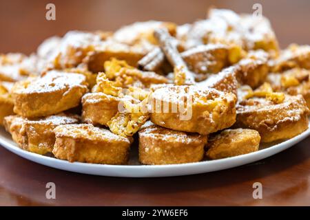 Autentico toast alla francese di Natale servito con zucchero e cannella in un'atmosfera natalizia Foto Stock