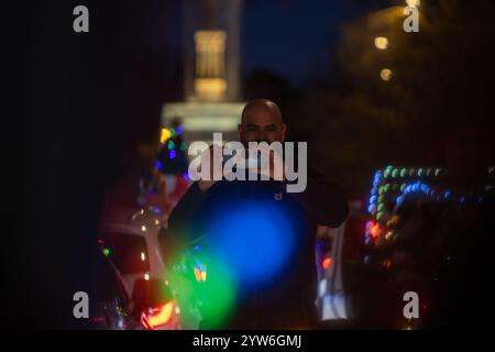 Madrid, Spagna. 9 dicembre 2024. Circa 200 tassisti volontari stanno portando centinaia di anziani in case di cura e decine di bambini malati in ospedale per le strade del centro di Madrid in una nuova edizione di 'Taxiluz' per celebrare le luci di Natale che illuminano Madrid in questo periodo dell'anno. Crediti: D. Canales Carvajal/Alamy Live News Foto Stock