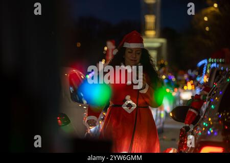 Madrid, Spagna. 9 dicembre 2024. Circa 200 tassisti volontari stanno portando centinaia di anziani in case di cura e decine di bambini malati in ospedale per le strade del centro di Madrid in una nuova edizione di 'Taxiluz' per celebrare le luci di Natale che illuminano Madrid in questo periodo dell'anno. Crediti: D. Canales Carvajal/Alamy Live News Foto Stock