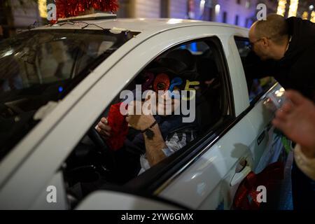 Madrid, Spagna. 9 dicembre 2024. Circa 200 tassisti volontari stanno portando centinaia di anziani in case di cura e decine di bambini malati in ospedale per le strade del centro di Madrid in una nuova edizione di 'Taxiluz' per celebrare le luci di Natale che illuminano Madrid in questo periodo dell'anno. Crediti: D. Canales Carvajal/Alamy Live News Foto Stock