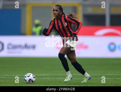 Milano, Italia. 8 dicembre 2024. Evelyn Ijeh dell'AC Milan durante la partita di serie A femminile allo Stadio Giuseppe Meazza, Milano. Il credito per immagini dovrebbe essere: Jonathan Moscrop/Sportimage Credit: Sportimage Ltd/Alamy Live News Foto Stock