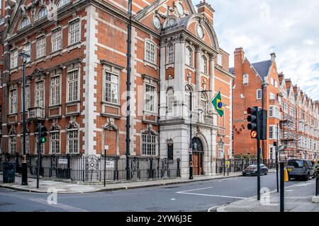Londra, Regno Unito - 17 novembre 2024: Ambasciata brasiliana a Londra con la bandiera del Brasile sull'albero Foto Stock