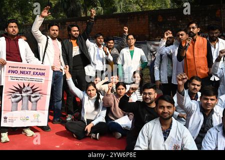 Nuova Delhi, India. 9 dicembre 2024. NUOVA DELHI, INDIA - 9 DICEMBRE: Gli studenti (medici) dell'AYUSH protestano chiedendo uguaglianza e giustizia per i medici dell'AYUSH, sollecitando cambiamenti nelle regole e il riconoscimento dei loro diritti a Jantar Mantar, il 9 dicembre 2024 a nuova Delhi, India. (Foto di Sonu Mehta/Hindustan Times/Sipa USA ) credito: SIPA USA/Alamy Live News Foto Stock