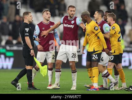 Londra, Regno Unito. 9 dicembre 2024. Tomas Soucek (C) del West Ham United mantiene Jarrod Bowen (2° L) del West Ham United e Toti Gomes (3° R) del Wolverhampton Wanderers mentre si scontrano dopo la partita di Premier League al London Stadium di Londra. Il credito per immagini dovrebbe essere: Paul Terry/Sportimage Credit: Sportimage Ltd/Alamy Live News Foto Stock