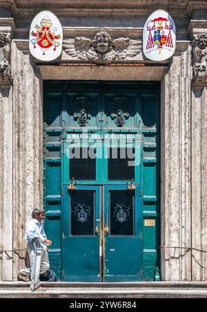 Roma, Italia, 22 luglio 2017, l'impressionante ingresso di Santa Maria della Vittoria invita i visitatori ad esplorare la sua ricca storia e la sua splendida architettura Foto Stock