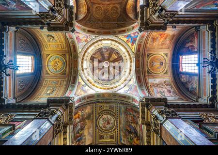 Roma, Italia, 22 luglio 2017, ammira gli intricati affreschi e dettagli architettonici sul soffitto della chiesa di San Rocco a Roma, che mostra arti barocche Foto Stock