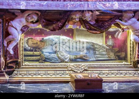 Roma, Italia, 22 luglio 2017, la statua serena di Santa Vittoria riposa in un santuario di vetro all'interno della chiesa di Santa Maria della Vittoria a Roma, Italia. Foto Stock