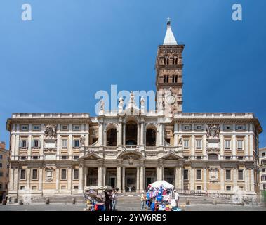 Roma, Italia, 22 luglio 2017, i visitatori ammirano la suggestiva facciata della basilica di Santa Maria maggiore sotto il luminoso cielo romano in mezzo alla vivace attività di Be Foto Stock