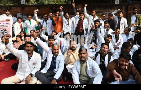 Nuova Delhi, India. 9 dicembre 2024. NUOVA DELHI, INDIA - 9 DICEMBRE: Gli studenti (medici) dell'AYUSH protestano chiedendo uguaglianza e giustizia per i medici dell'AYUSH, sollecitando cambiamenti nelle regole e il riconoscimento dei loro diritti a Jantar Mantar, il 9 dicembre 2024 a nuova Delhi, India. (Foto di Sonu Mehta/Hindustan Times/Sipa USA ) credito: SIPA USA/Alamy Live News Foto Stock