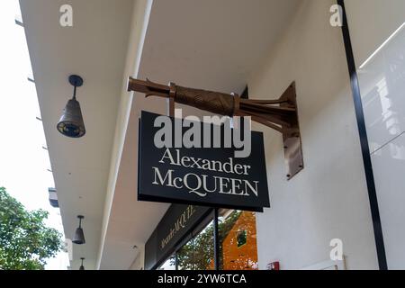 Honolulu, HI, Stati Uniti d'America - 14 gennaio 2024: Alexander McQueen appeso al loro negozio in un centro commerciale a Waikiki, Hawaii. Foto Stock