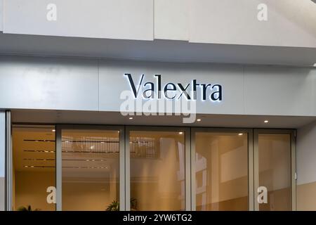 Honolulu, HI, USA - 14 gennaio 2024: Primo piano del logo Valextra presso il loro negozio in un centro commerciale a Waikiki, Hawaii. Foto Stock