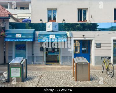 Lubiana, Slovenia - 28 giugno 2024: Facciata anteriore del negozio di dispositivi medici o Medicinski Pripomocki nella lingua locale Foto Stock