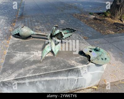 Lubiana, Slovenia - 28 giugno 2024: Fiore carnivoro o statua di Roza mesozerka primo piano lungo via Petkovskovo nabrezje Foto Stock