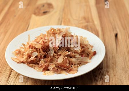 Katsuobushi giapponese Bonito Flakes su piatto in ceramica Foto Stock