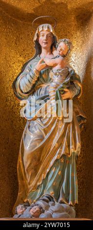 ALESSANDRIA, ITALIA - 10 SETTEMBRE 2024: Statua barocca policroma scolpita della Madonna nella chiesa di Santa Maria del Carmine A. Foto Stock