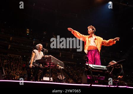 Londra, Regno Unito. 9 dicembre 2024. I tifosi di Jacob Collier sono pronti per una sorpresa quando Chris Martin si unisce a lui sul palco dell'O2. Cristina Massei/Alamy Live News. Foto Stock