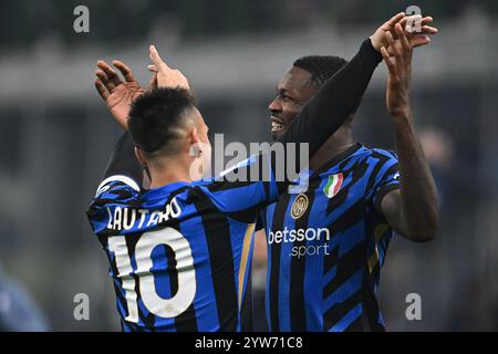 Milano, Italia, Italia. 6 dicembre 2024. Marcus Thuram dell'Inter FC e Lautaro Martinez dell'Inter FC festeggiano dopo un gol durante la partita di calcio di serie A italiana tra Inter FC e Parma calcio 1913 il 6 dicembre 2024 allo stadio Giuseppe Meazza San Siro Siro di Milano. Inter FC Internazionale e Parma calcio 1913 serie A match il 6 dicembre 2024 allo stadio Giuseppe Meazza San Siro Siro di Milano. Inter FC Internazionale e Parma calcio 1913 serie A match il 6 dicembre 2024 allo stadio Giuseppe Meazza San Siro Siro di Milano (immagine di credito: © Tiziano Ballabio/Pacific Foto Stock