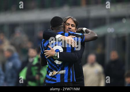 Milano, Italia, Italia. 6 dicembre 2024. Marcus Thuram dell'Inter FC e Simone Inzaghi dell'Inter FC festeggiano dopo un gol durante la partita di calcio di serie A italiana tra Inter FC e Parma calcio 1913 il 6 dicembre 2024 allo stadio Giuseppe Meazza San Siro Siro di Milano. Inter FC Internazionale e Parma calcio 1913 serie A match il 6 dicembre 2024 allo stadio Giuseppe Meazza San Siro Siro di Milano. Inter FC Internazionale e Parma calcio 1913 serie A match il 6 dicembre 2024 allo stadio Giuseppe Meazza San Siro Siro di Milano, Italia (Credit Image: © Tiziano Ballabio/Pacific Pr Foto Stock