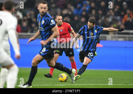 Milano, Italia, Italia. 6 dicembre 2024. Hakan Ã‡alhanoglu dell'Inter FC in azione durante la partita di calcio di serie A tra Inter FC e Parma calcio 1913 il 6 dicembre 2024 allo stadio Giuseppe Meazza San Siro di Milano. Inter FC Internazionale e Parma calcio 1913 serie A match il 6 dicembre 2024 allo stadio Giuseppe Meazza San Siro Siro di Milano. Inter FC Internazionale e Parma calcio 1913 serie A Match il 6 dicembre 2024 allo stadio Giuseppe Meazza San Siro Siro di Milano, Italia (Credit Image: © Tiziano Ballabio/Pacific Press via ZUMA Press Wire) USO EDITORIALE o Foto Stock