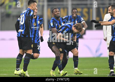 Milano, Italia, Italia. 6 dicembre 2024. NicolÃ² Barella dell'Inter FC festeggia dopo un gol durante la partita di calcio di serie A tra Inter FC e Parma calcio 1913 il 6 dicembre 2024 allo stadio Giuseppe Meazza San Siro Siro di Milano. Inter FC Internazionale e Parma calcio 1913 serie A match il 6 dicembre 2024 allo stadio Giuseppe Meazza San Siro Siro di Milano. Inter FC Internazionale e Parma calcio 1913 serie A Match il 6 dicembre 2024 allo stadio Giuseppe Meazza San Siro Siro di Milano (Credit Image: © Tiziano Ballabio/Pacific Press via ZUMA Press Wire) EDIT Foto Stock