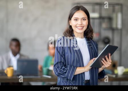 Incontro d'affari di successo con un team internazionale diversificato in un ufficio moderno Foto Stock