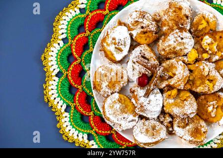 Autentico toast alla francese di Natale servito con zucchero e cannella in un'atmosfera natalizia Foto Stock