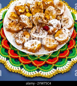 Autentico toast alla francese di Natale servito con zucchero e cannella in un'atmosfera natalizia Foto Stock