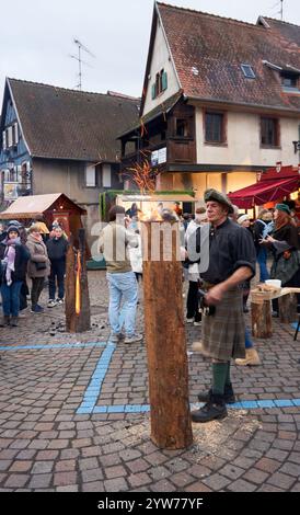 Ribeauville, Alsazia, Francia - 8 dicembre 2024: La gente del posto e i turisti apprezzano il periodo natalizio nel quartiere storico di Ribeauville, Alsazia, Franc Foto Stock