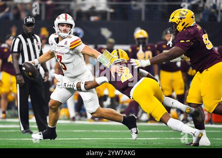 Arlington, Texas, Stati Uniti. 7 dicembre 2024. Il quarterback degli Iowa State Rocco Becht cerca di evitare un difensore degli Arizona State Sun Devils durante il secondo quarto della partita di football universitario del Big XII Championship all'AT&T Stadium di Arlington, Texas. Austin McAfee/CSM/Alamy Live News Foto Stock